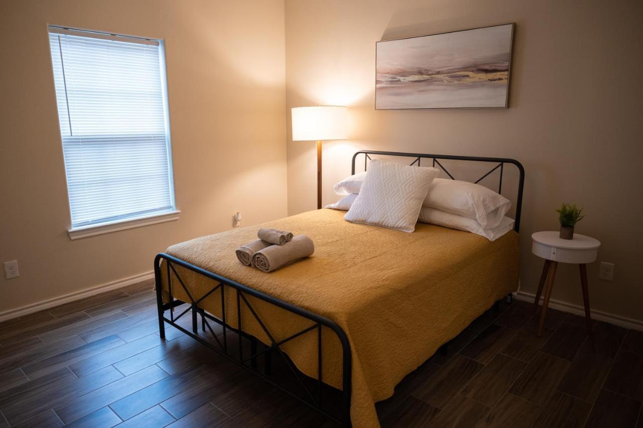 Fabulous King Size Bed In A Gated Neighborhood! Apartment Единбург Екстериор снимка